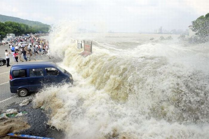 World's larges tidal bore, 9 metres (30 ft) high, Qiantang River, China