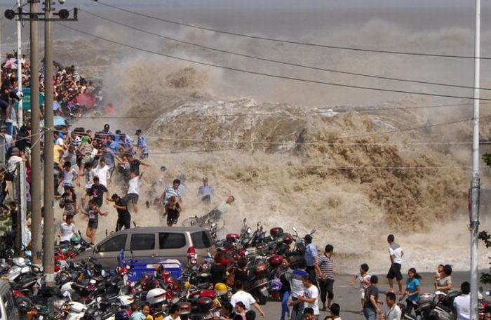 World's larges tidal bore, 9 metres (30 ft) high, Qiantang River, China