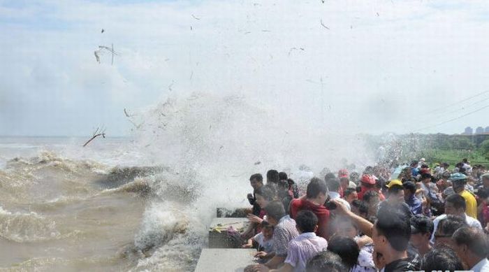 World's larges tidal bore, 9 metres (30 ft) high, Qiantang River, China