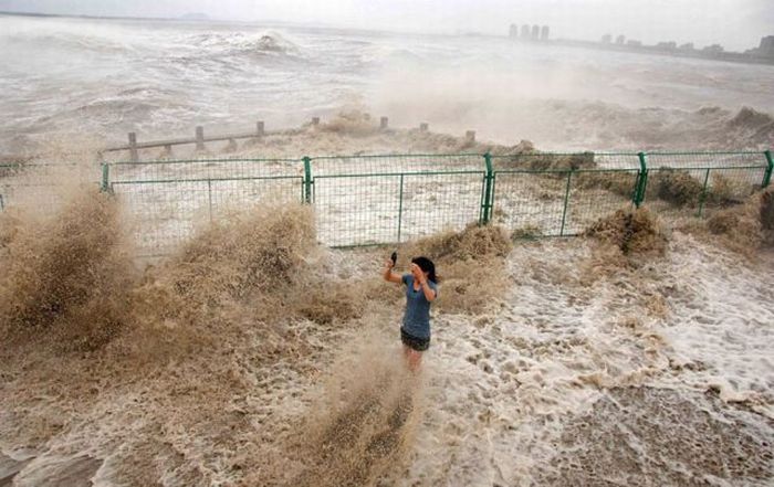 World's larges tidal bore, 9 metres (30 ft) high, Qiantang River, China