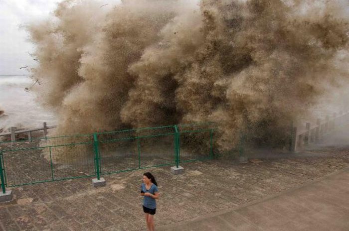 World's larges tidal bore, 9 metres (30 ft) high, Qiantang River, China