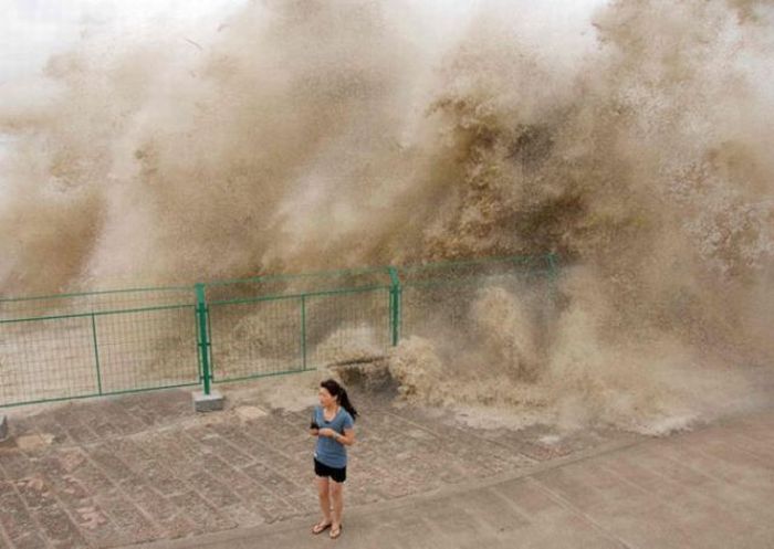 World's larges tidal bore, 9 metres (30 ft) high, Qiantang River, China