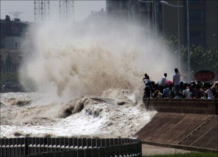 World's larges tidal bore, 9 metres (30 ft) high, Qiantang River, China