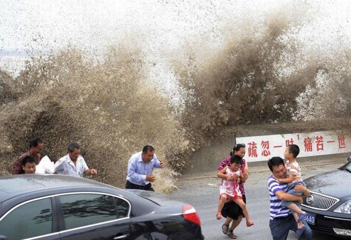 World's larges tidal bore, 9 metres (30 ft) high, Qiantang River, China