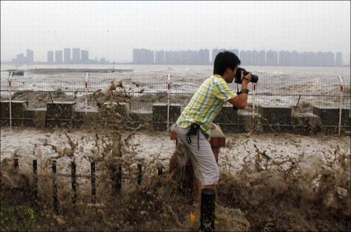 World's larges tidal bore, 9 metres (30 ft) high, Qiantang River, China