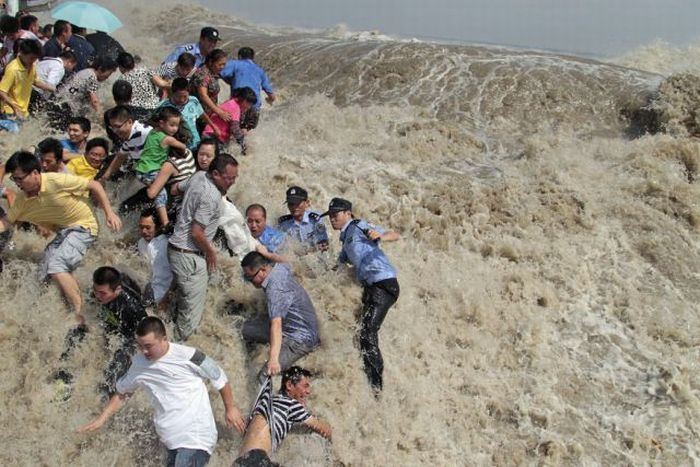 World's larges tidal bore, 9 metres (30 ft) high, Qiantang River, China