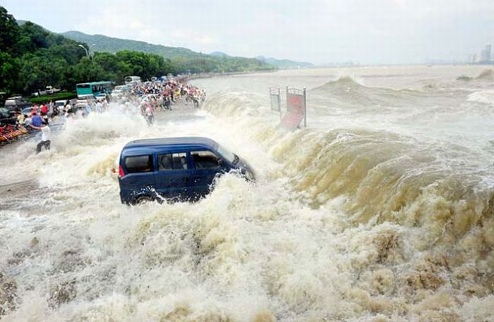 World's larges tidal bore, 9 metres (30 ft) high, Qiantang River, China