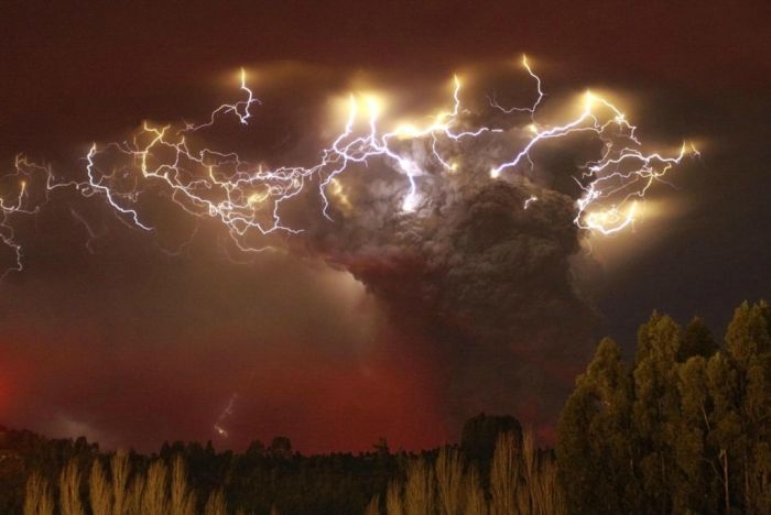 dirty thunderstorm, volcanic lightning weather phenomenon