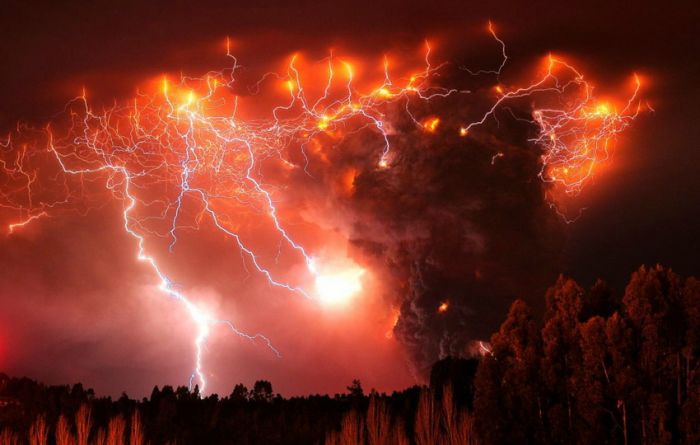 dirty thunderstorm, volcanic lightning weather phenomenon