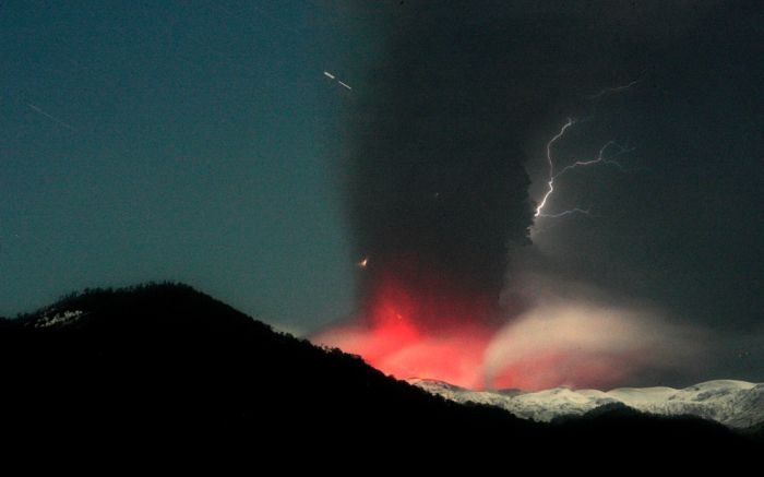 dirty thunderstorm, volcanic lightning weather phenomenon