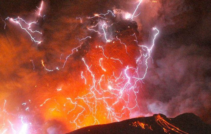 dirty thunderstorm, volcanic lightning weather phenomenon