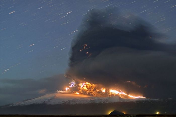 dirty thunderstorm, volcanic lightning weather phenomenon