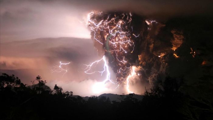 dirty thunderstorm, volcanic lightning weather phenomenon