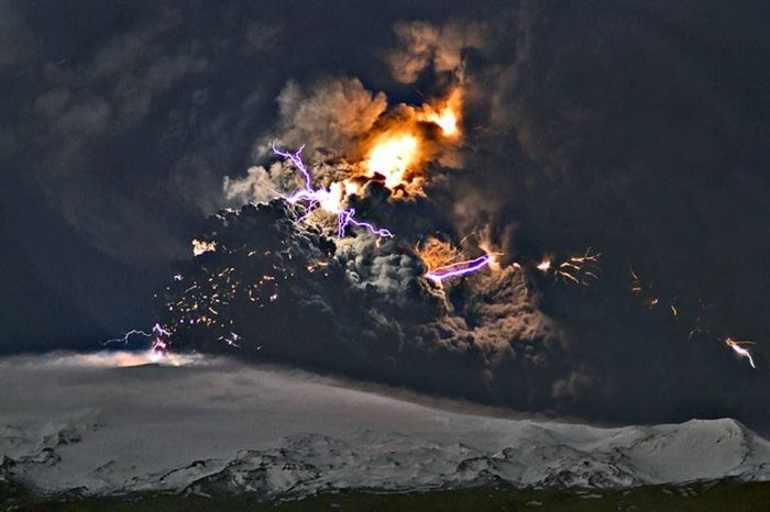 dirty thunderstorm, volcanic lightning weather phenomenon