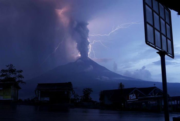 dirty thunderstorm, volcanic lightning weather phenomenon