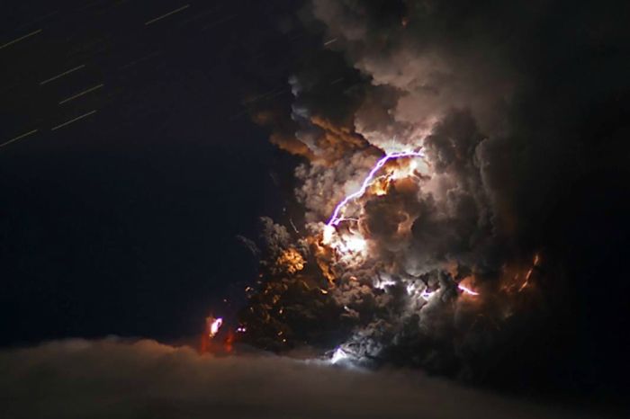 dirty thunderstorm, volcanic lightning weather phenomenon