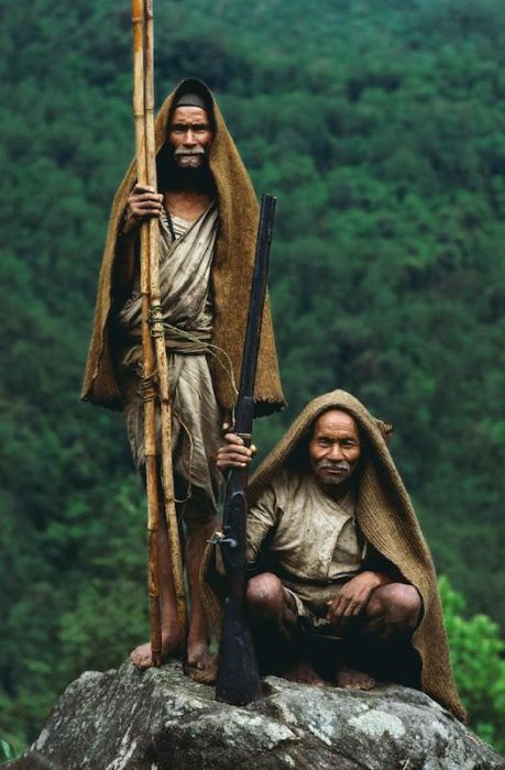 Honey hunters of Nepal by Diane Summers and Eric Valli