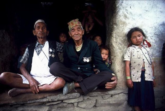 Honey hunters of Nepal by Diane Summers and Eric Valli