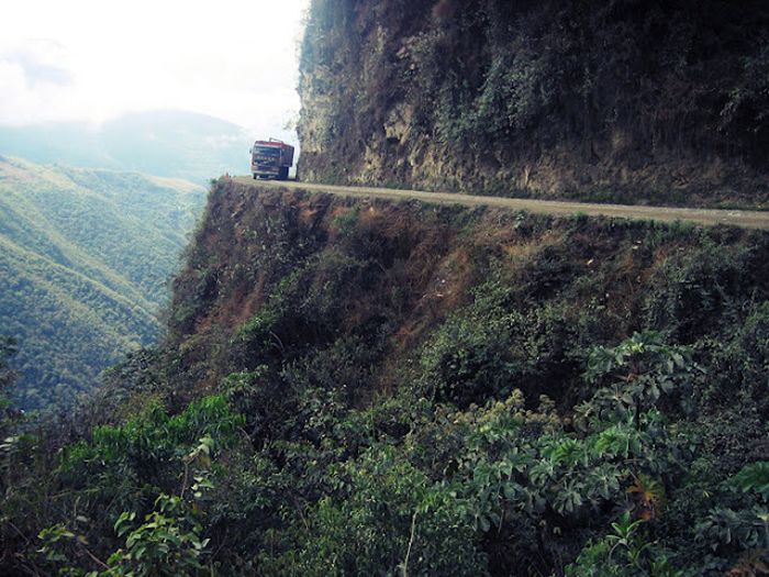 dangerous roads around the world