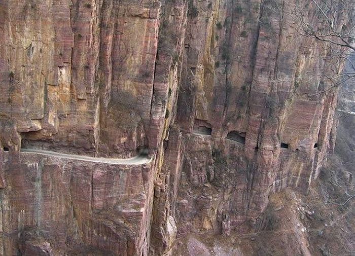 dangerous roads around the world