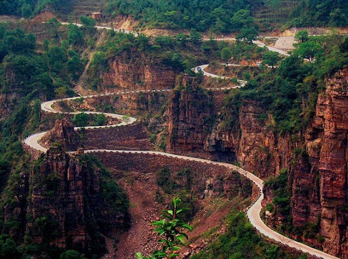 dangerous roads around the world