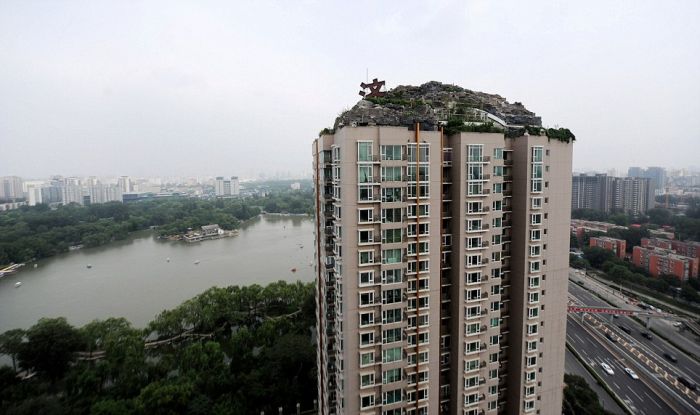Mountaintop roof villa by Zhang Lin, Beijing, China