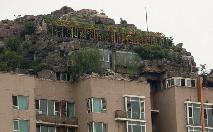 Mountaintop roof villa by Zhang Lin, Beijing, China