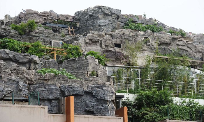 Mountaintop roof villa by Zhang Lin, Beijing, China