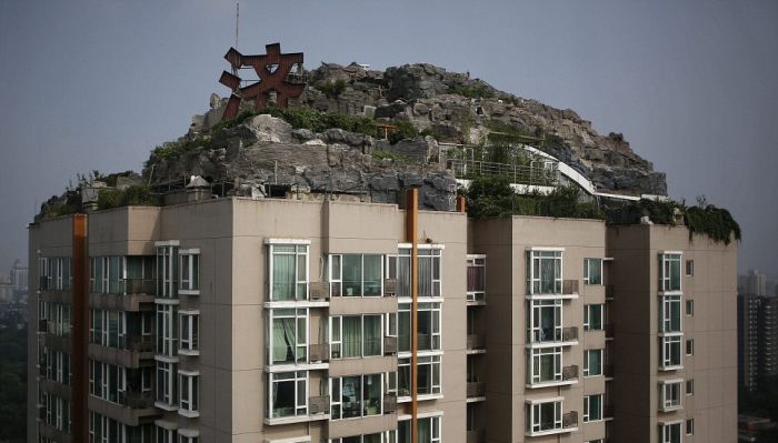 Mountaintop roof villa by Zhang Lin, Beijing, China