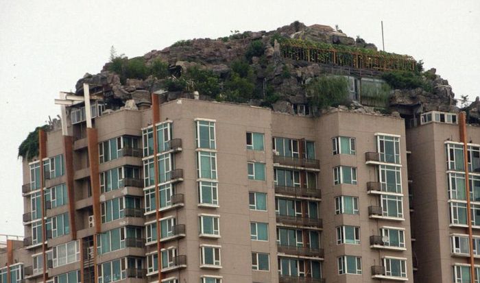 Mountaintop roof villa by Zhang Lin, Beijing, China