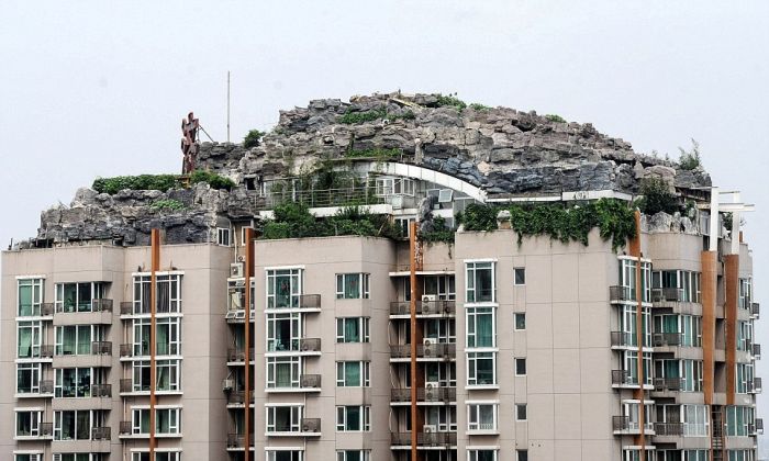 Mountaintop roof villa by Zhang Lin, Beijing, China