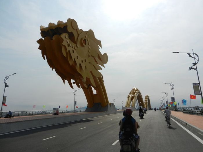 Dragon Bridge, Cầu Rồng, River Hàn at Da Nang, Vietnam