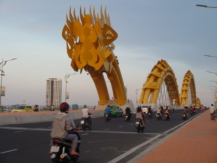 Dragon Bridge, Cầu Rồng, River Hàn at Da Nang, Vietnam