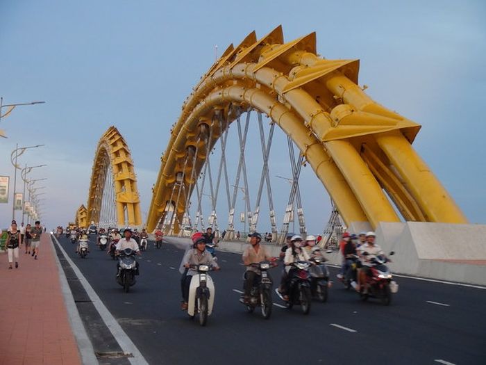 Dragon Bridge, Cầu Rồng, River Hàn at Da Nang, Vietnam