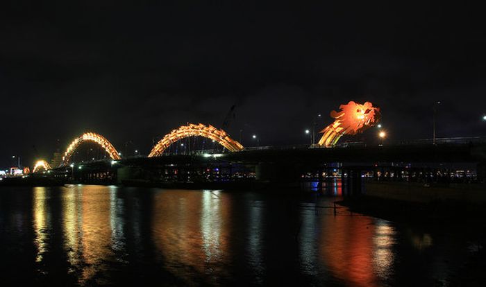 Dragon Bridge, Cầu Rồng, River Hàn at Da Nang, Vietnam