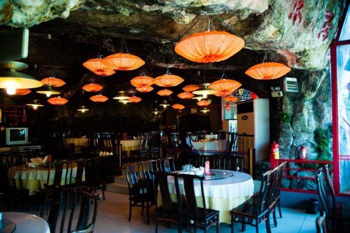 Fanven restaurant, Happy valley, Xiling Gorge, Yangtze River, Hubei province, China