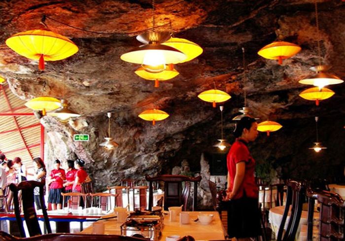 Fanven restaurant, Happy valley, Xiling Gorge, Yangtze River, Hubei province, China