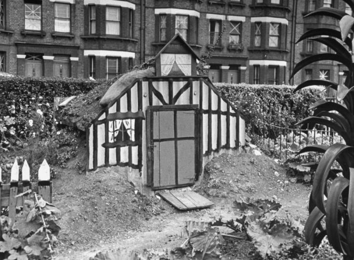 History: World War II photography, Anderson shelter