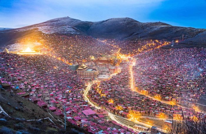 Larung Gar Valley, Sêrtar County of Garzê, Tibet, Kham, China