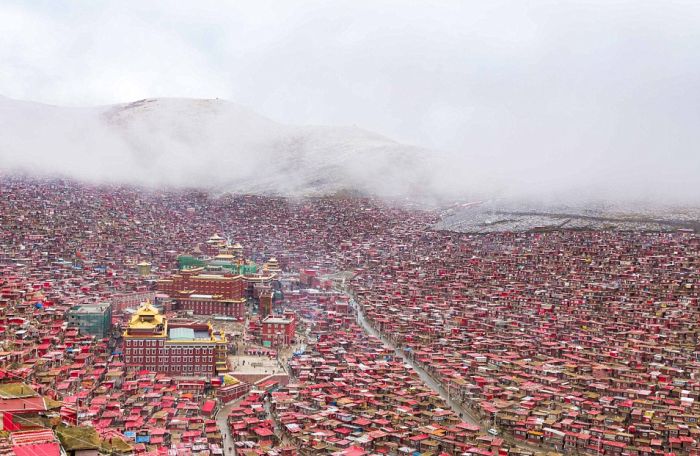 Larung Gar Valley, Sêrtar County of Garzê, Tibet, Kham, China