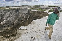 Trek.Today search results: The Republic of Indonesia - a state in Southeast Asia, the islands of the Malay archipelago and the western part of the island of New Guinea