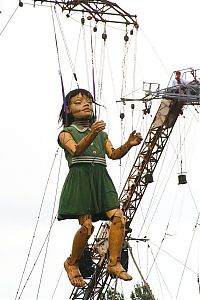 World & Travel: Gigantic stage with huge puppets, Nantes, France