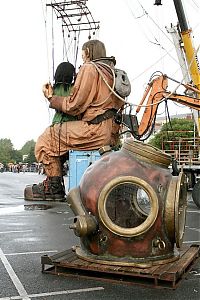 World & Travel: Gigantic stage with huge puppets, Nantes, France