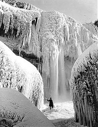 World & Travel: Niagara Falls frozen in 1911, Canada, United States