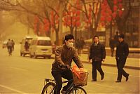 World & Travel: Sandstorms whip across China‎