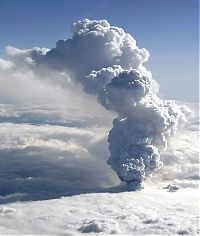 World & Travel: The Eruption of Eyjafjallajökull volcano, Skógar, Mýrdalsjökull, Iceland