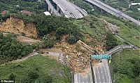 World & Travel: Landslide buried highway, Taipei, Taiwan