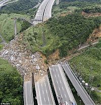 World & Travel: Landslide buried highway, Taipei, Taiwan