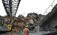 World & Travel: Landslide buried highway, Taipei, Taiwan