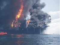 World & Travel: Deepwater Horizon in flames